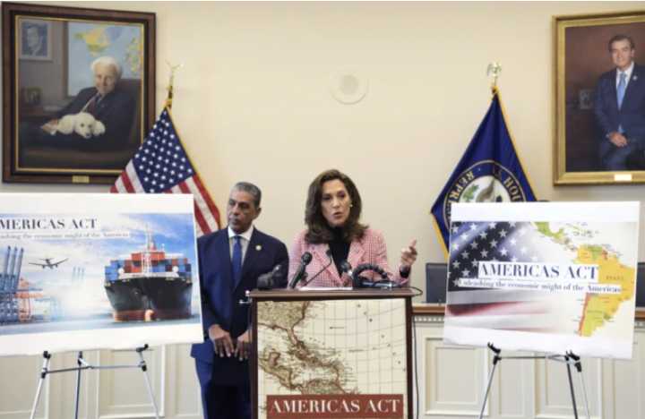 Congresista estadounidense María Zalazar confiesa intención de robar el petróleo de Venezuela