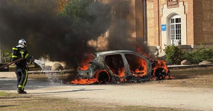 Esta marca quema un coche eléctrico nuevo a propósito para mostrar el invento que permite apagarlo en 10 minutos