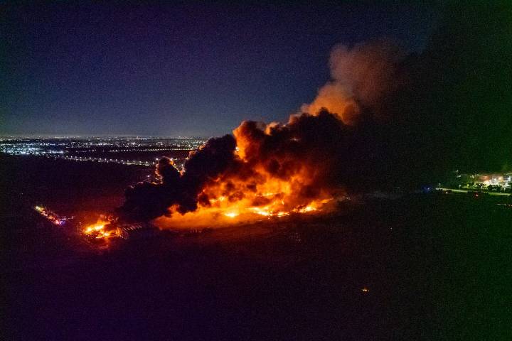 Las fotos del incendio en un parque industrial de Ezeiza