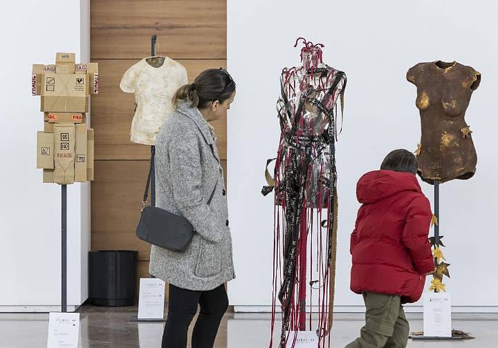 Mujeres Dos Rombos denuncia con arte, en la Biblioteca Central, la violencia machista