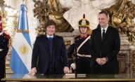 Milei le tomó juramento a Adorni como jefe de Gabinete antes de viajar a Estados Unidos