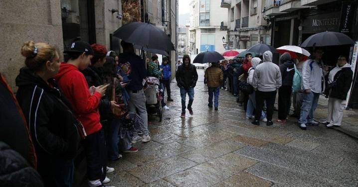 ¿Sabes usted que decenas de jóvenes hicieron cola ayer en las calles de Ourense?