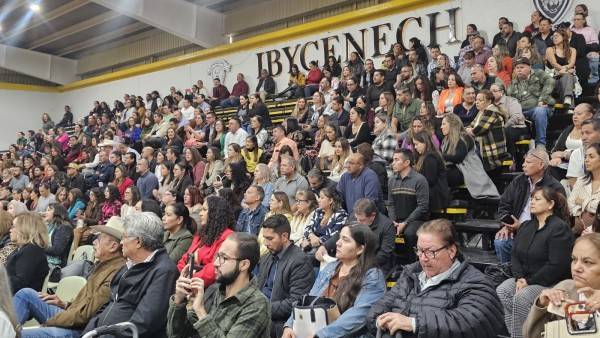 Comparten experiencias egresados de la normal