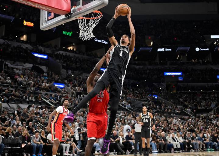 Fox anota 24 puntos en su debut, Wembanyama aporta doble doble y Spurs vencen a Pelicans