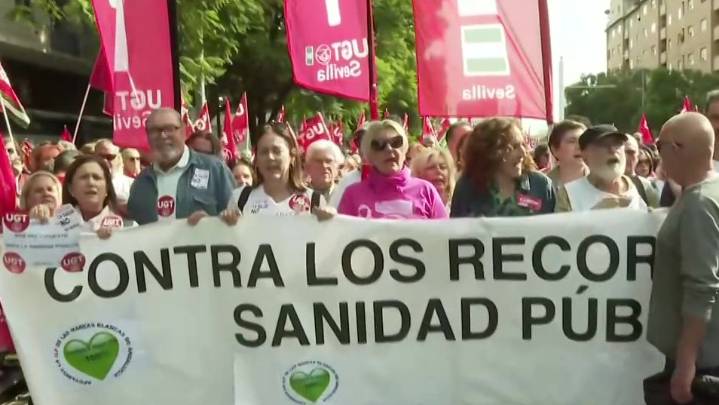 Miles de personas salen a la calle en Andalucía en defensa de la sanidad pública