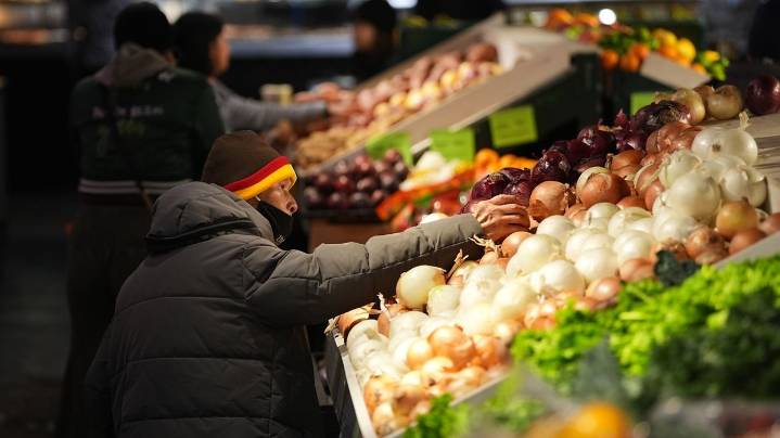 U.S. trade deficit drops 24% in August as Trump's tariffs reduce imports