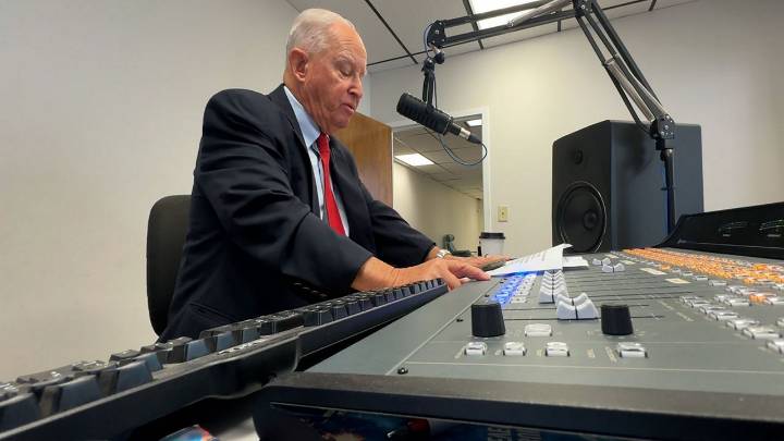 Radio host supports bill that would require car AM radio