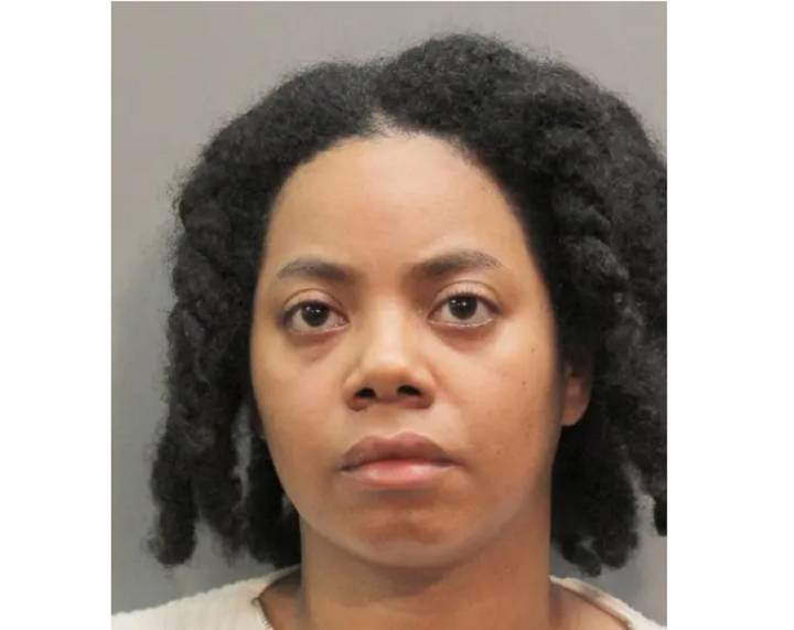 Asistente de salud de Long Island apuñala a paciente anciana mientras dormía