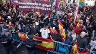 Un detenido en la protesta de la organización juvenil Revuelta frente a Ferraz