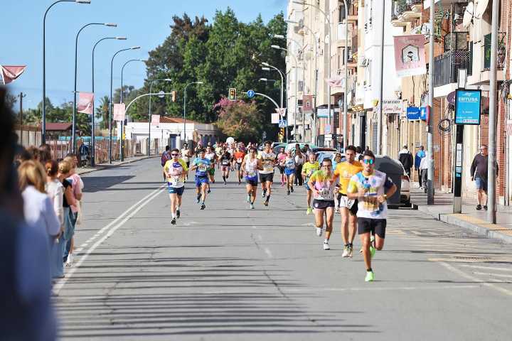 Un conductor se salta las indicaciones de la Policía y atropella a un corredor de la media maratón de Huelva