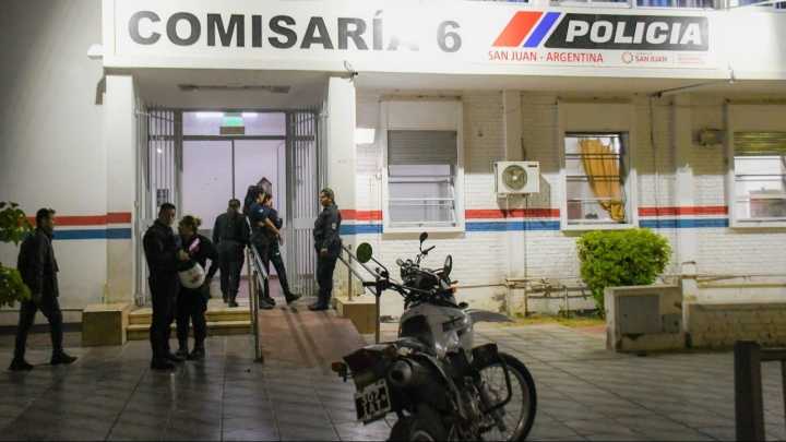 Agredió brutalmente a su pareja, la policía llegó a su casa y los atacó con un cuchillo