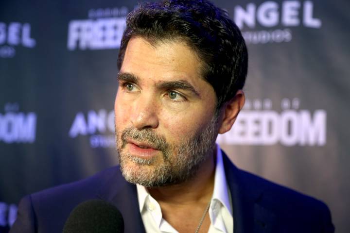 Eduardo Verástegui lanza cumbia para sus difamadores y haters