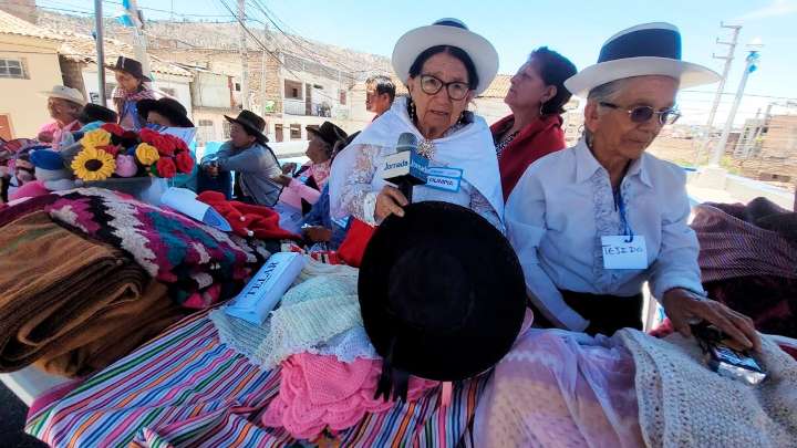 Adultas mayores rescatan el tejido tradicional ayacuchano ante riesgo de desaparecer