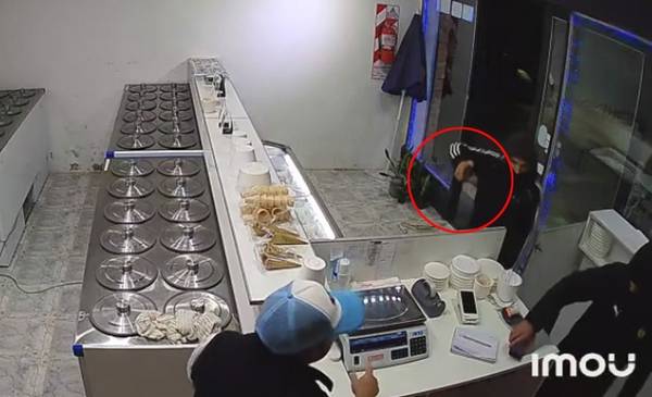 Asalto armado en una heladería de Av. 7: le apuntaron a un empleado
