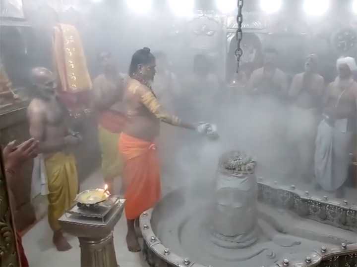 Ujjain: Bhasma Aarti performed at Mahakaleshwar Temple