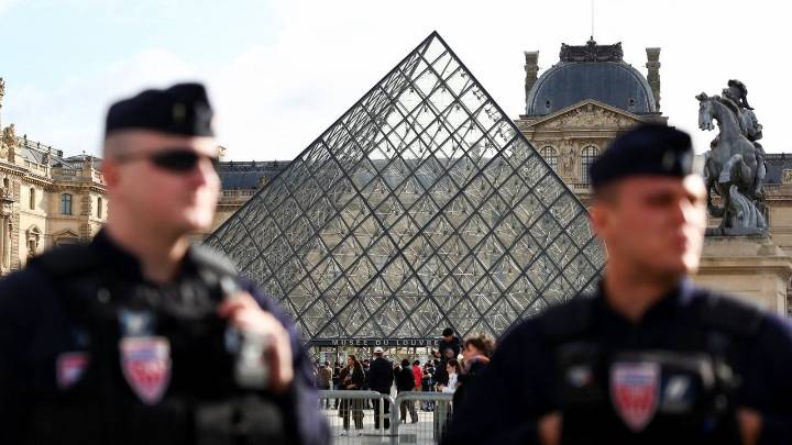 Inculpan a una mujer por complicidad en el robo del Louvre y liberan a otro detenido