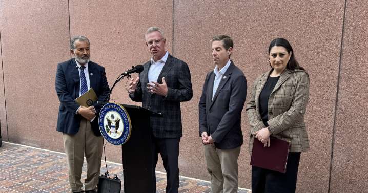 Legisladores demócratas de San Diego visitan centro de detención en tribunal federal