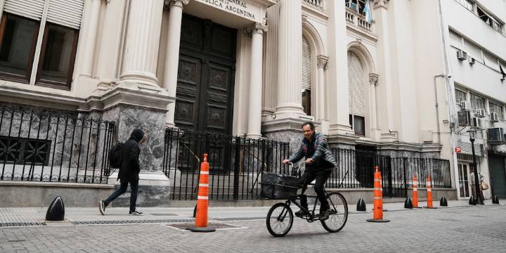 El BCRA volvió a bajar las tasas de corto plazo antes de una licitación de deuda clave