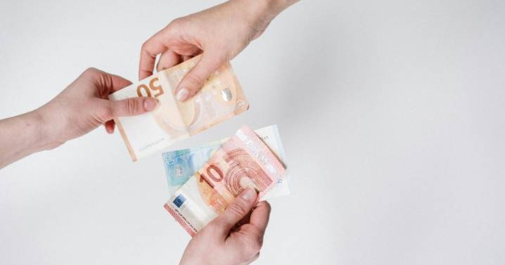 Papás vendieron a su hija de 14 años por $21 millones, 5 botellas de whisky y comida