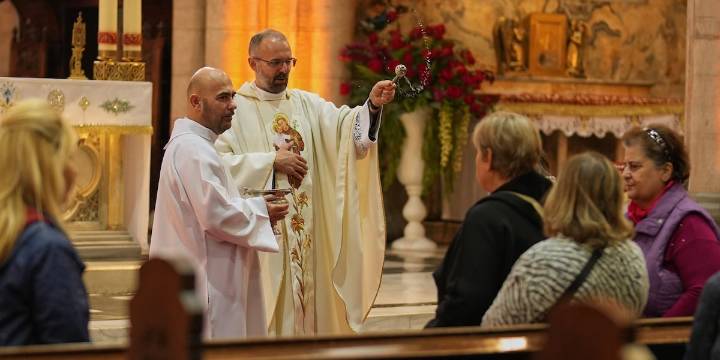 Pope strongly backs US bishops in blasting Trump immigration crackdown, urges humane treatment