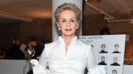Las blusas de lentejuelas que Carolina Herrera aprueba para fin de año 2025