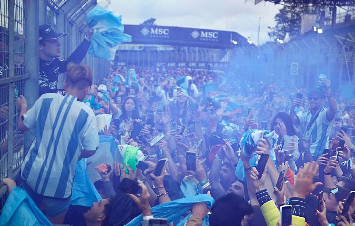 La alegría de Franco Colapinto junto a la hinchada de argentinos en el GP de Brasil