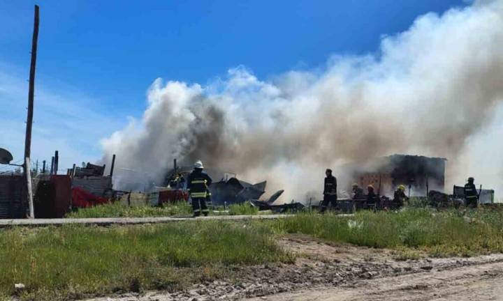 Un incendio afectó una precaria vivienda en el barrio Saladero