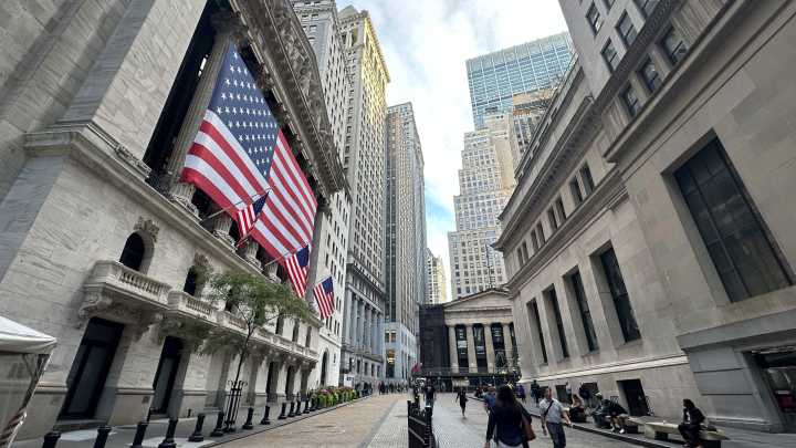 U.S. stocks rise as Wall Street looks to add to its winning streak