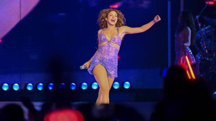 Shakira se emocionó al ver a desconocido hombre entre el público: se acercó y lo abrazó del cuello en medio de concierto en el que se le vio llena de energía en Chile