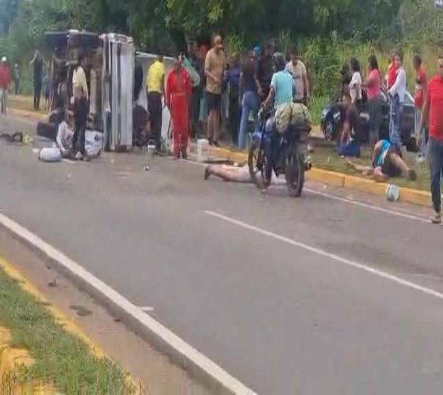 Vuelco aparatoso cerca de la Estación de Servicio Texaco deja heridos...