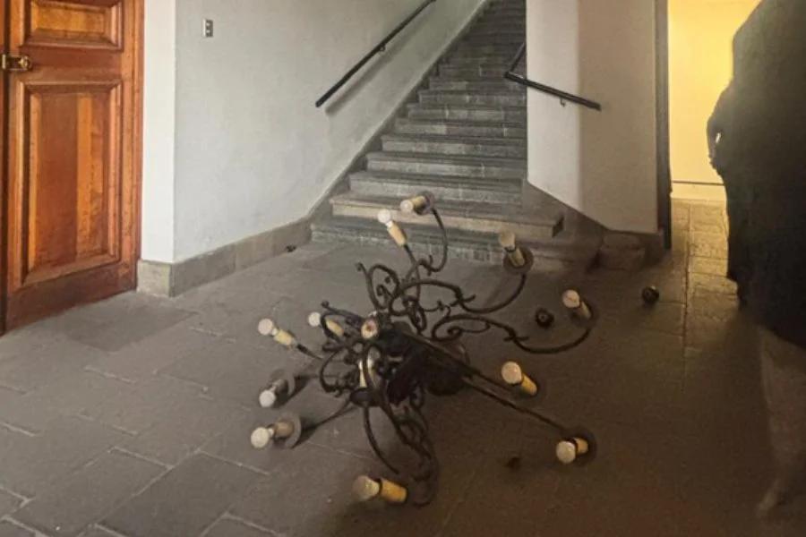 Funcionario del Ministerio del Interior resultó herido tras desplome de candelabro en La Moneda