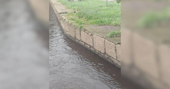 O río Tioira arrastra as cinsas dos incendios tras as choivas en Maceda