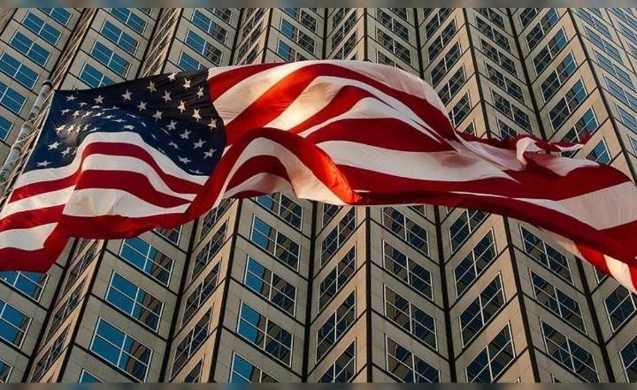 Economía de Estados Unidos resiste, pero con caída de empleo y presión del costo de vida