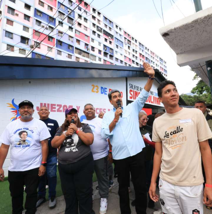 Un súper equipo de líderes de bases territoriales de las Comunas y Circuitos Comunales ordenó crear el Presidente Maduro