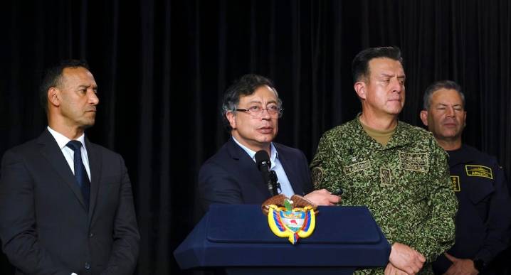 Petro advierte que retirará misión diplomática si Perú “agrede” la embajada de México