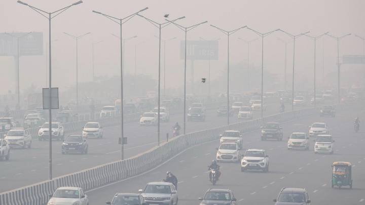 Delhi air quality in ‘very poor’ category, AQI touches 370