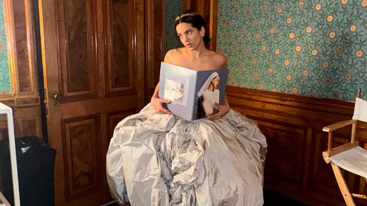 Piden suspender el concierto de Rosalía en el MNAC para proteger las pinturas de Sijena: "No tenemos nada contra ella"