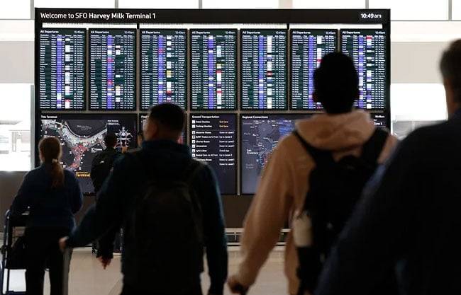 Más de 2,200 vuelos cancelados por la crisis de controladores en pleno cierre de Gobierno