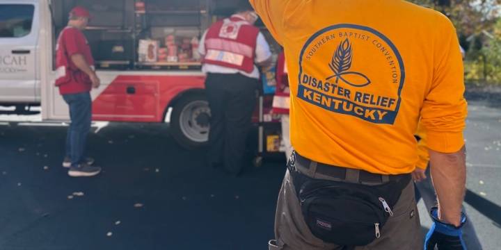 ‘We want to help’: Volunteers support Louisville first responders of UPS plane crash