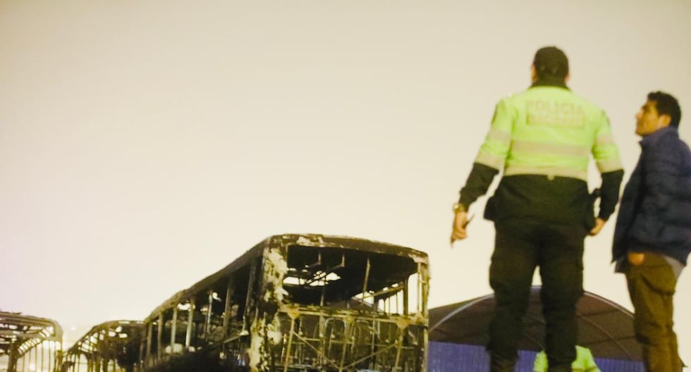 Puente Piedra: incendio destruye cinco buses en medio de sospechas de extorsión (GALERÍA)