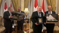 Un ministro danés sorprende al mundo con un regalo inesperado para su par egipcio: una conexión nostálgica que despierta recuerdos de la infancia