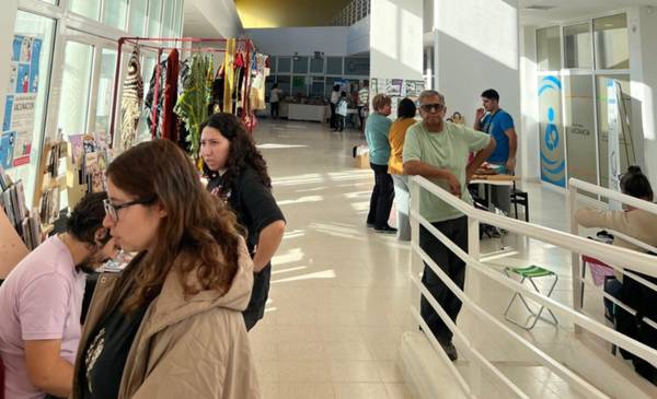 Comenzó con gran convocatoria la 2ª edición Feria Interbarrial en la Universidad del Chubut