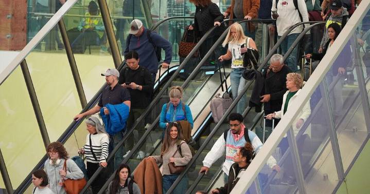 US airlines cancel 1,000 flights while complying with shutdown order