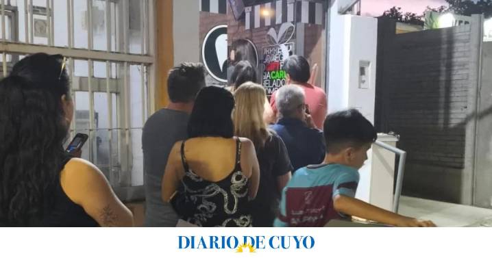 Heladerías desbordadas y largas filas para aprovechar el 2×1 de la “Noche de las Heladerías” en San Juan