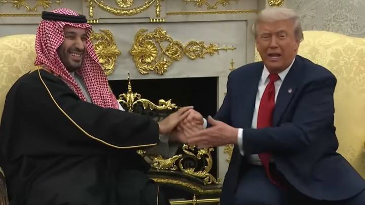 La broma de Donald Trump al príncipe saudita en la Casa Blanca: "Tomaré esa mano, no me importa dónde estuvo"