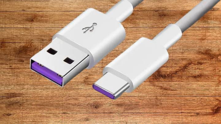 No es por estética: qué significa y para qué sirve un cable de USB con la ficha de color morada o púrpura