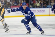 NHL roundup: Maple Leafs rally from 3 down to edge Penguins