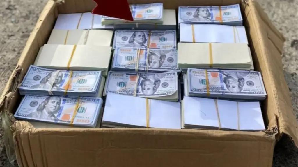 GNB desmantela red de falsificación: Capturan a colombiano con 10.200 dólares falsos en su poder.