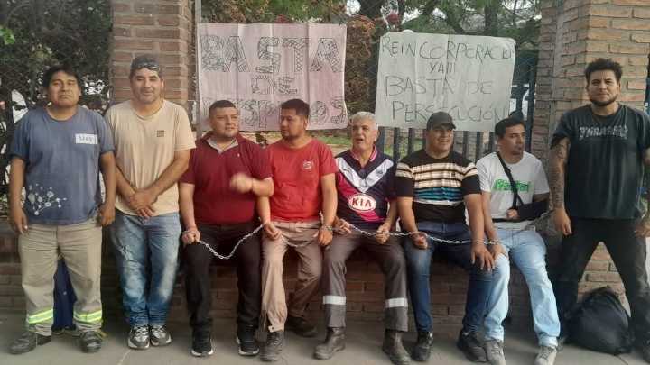 Siguen los despidos en el Ingenio Ledesma: delegados gremiales se encadenan