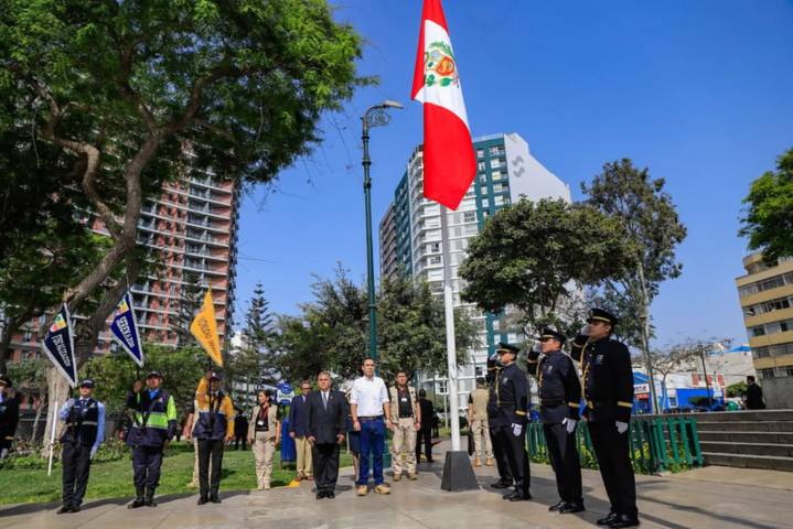 Presidente José Jerí participa en izamiento de bandera en el distrito de Jesús María